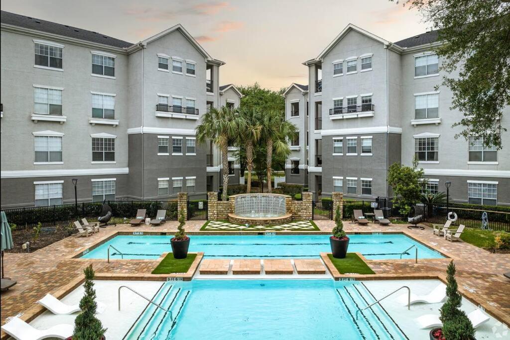 Devine Livings At Hermann Park Apartment Houston Exterior photo